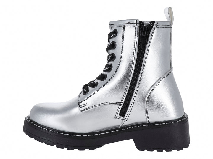 Bota plateada brillante para Niña con suela negra y frase decorativa en el costado.