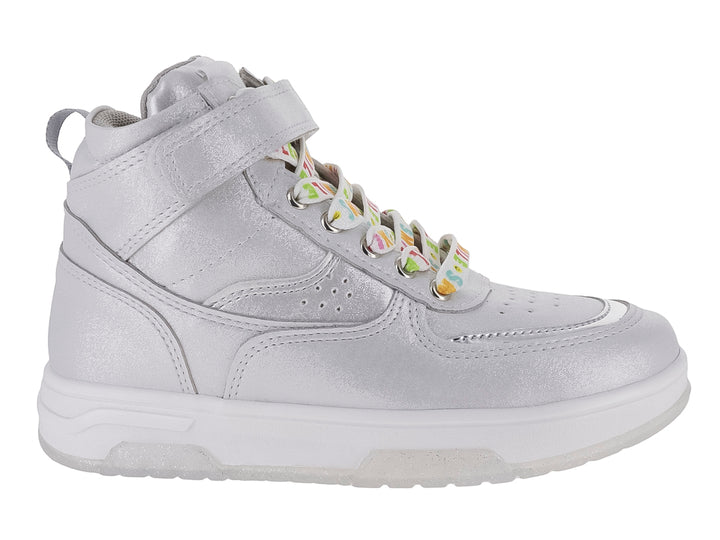 Tenis de bota color plata metálico con agujetas multicolores y suela blanca.