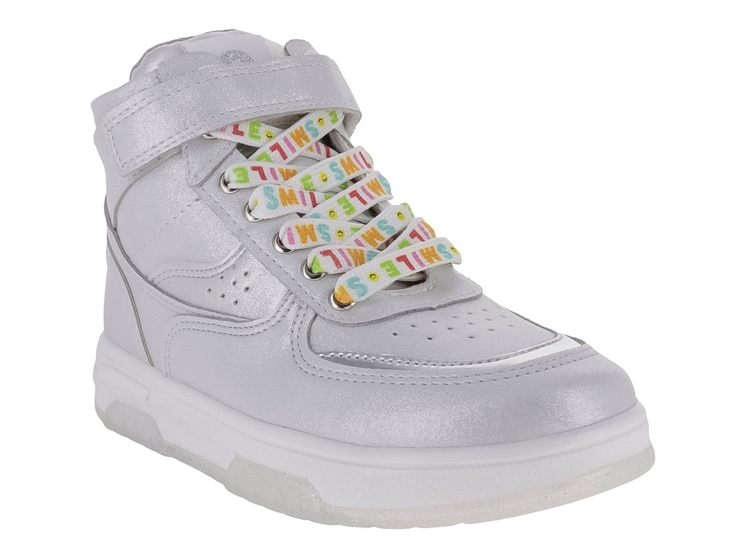 Tenis de bota color plata metálico con agujetas multicolores y suela blanca.