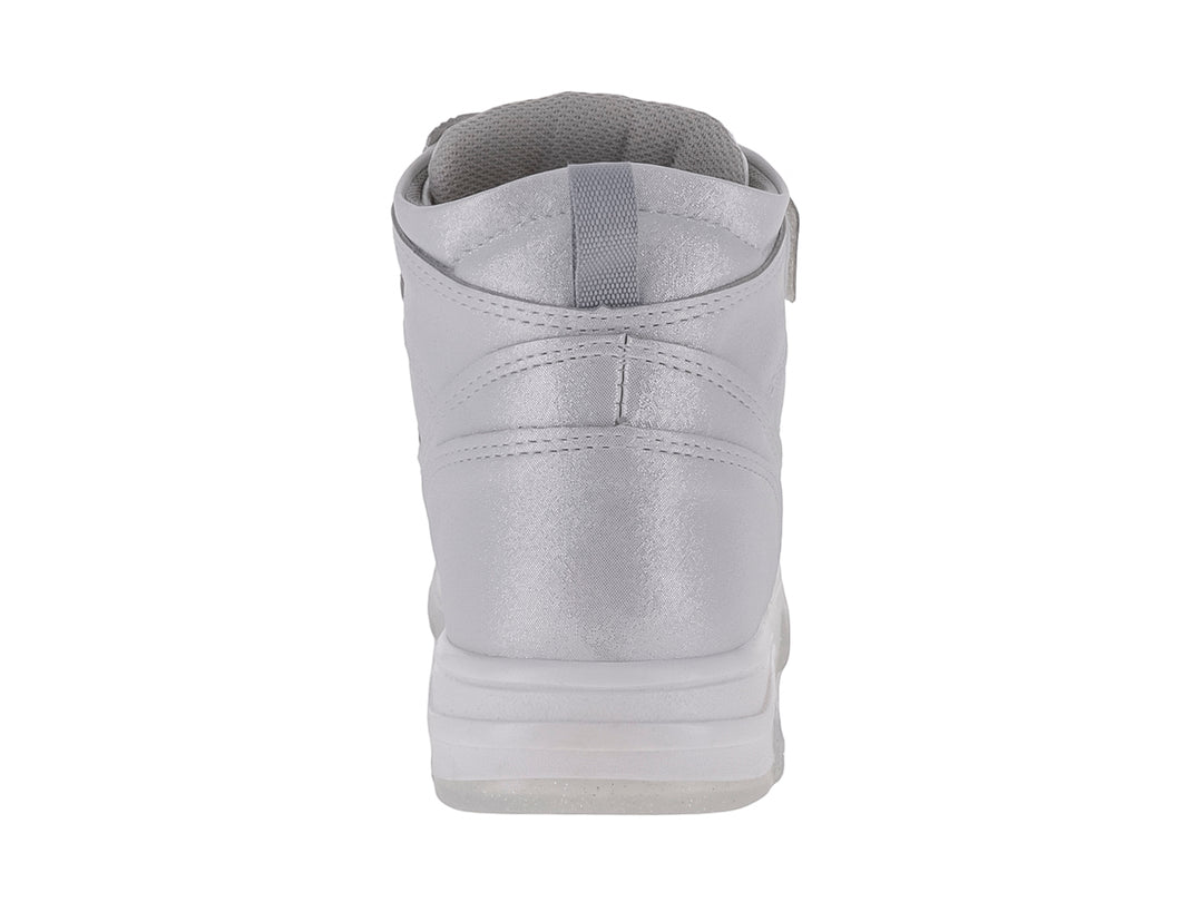 Tenis de bota color plata metálico con agujetas multicolores y suela blanca.