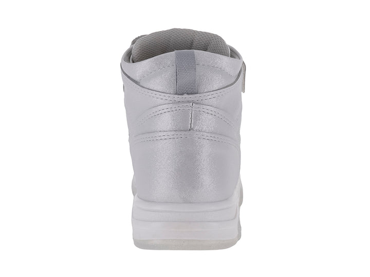 Tenis de bota color plata metálico con agujetas multicolores y suela blanca.