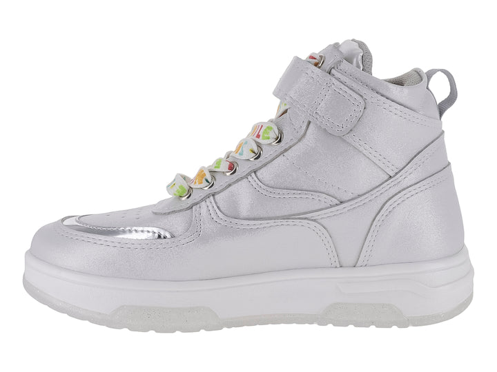 Tenis de bota color plata metálico con agujetas multicolores y suela blanca.