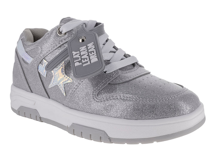 Tenis deportivos color plata con acabado brillante y correa con el texto &