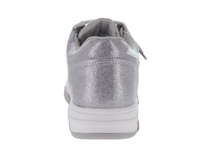 Tenis deportivos color plata con acabado brillante y correa con el texto &