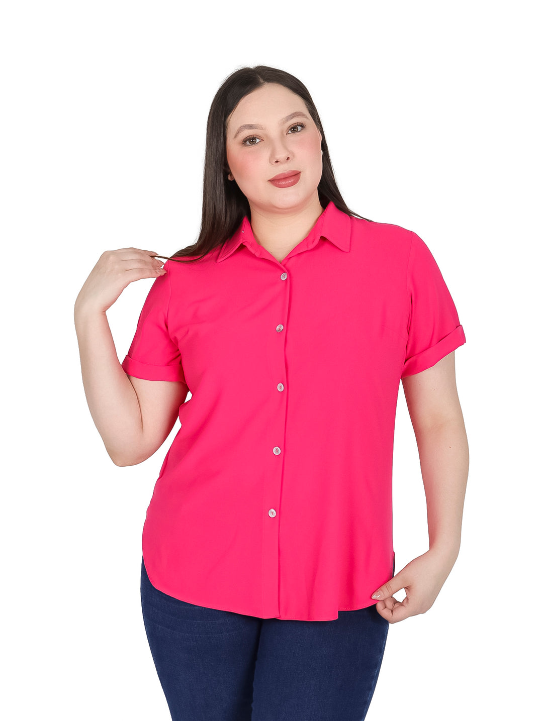 Mujer vistiendo una blusa camsera color fucsia de manga corta con botones y cuello.