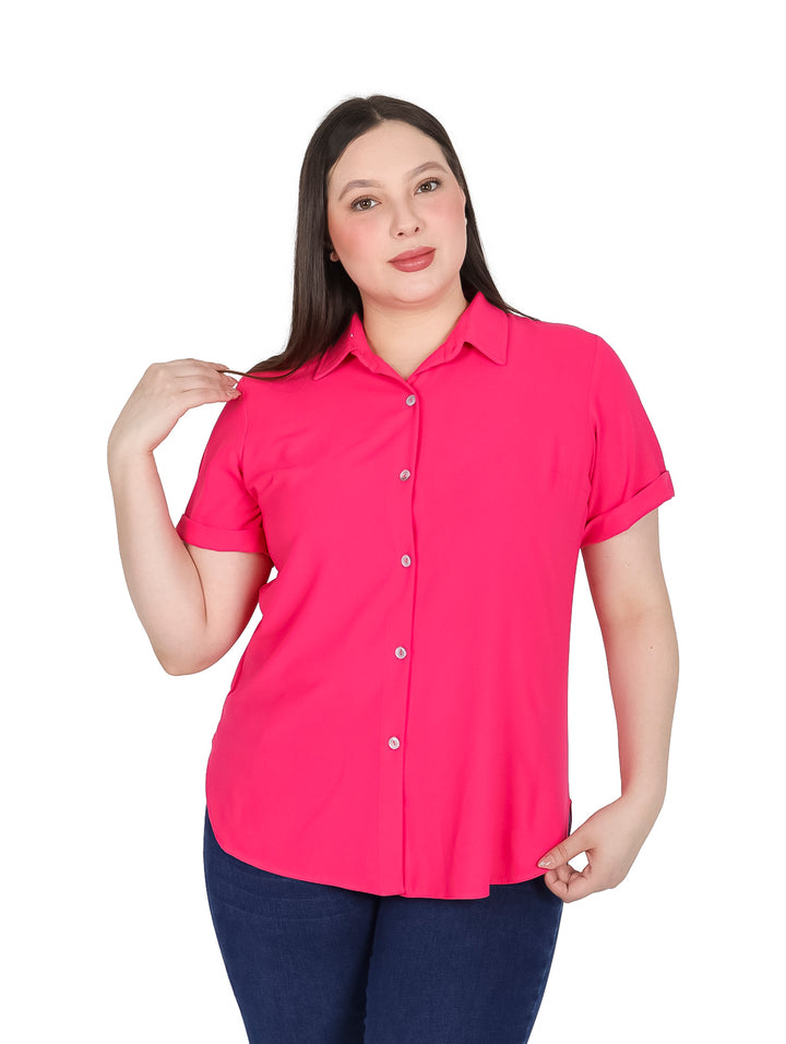 Mujer vistiendo una blusa camsera color fucsia de manga corta con botones y cuello.