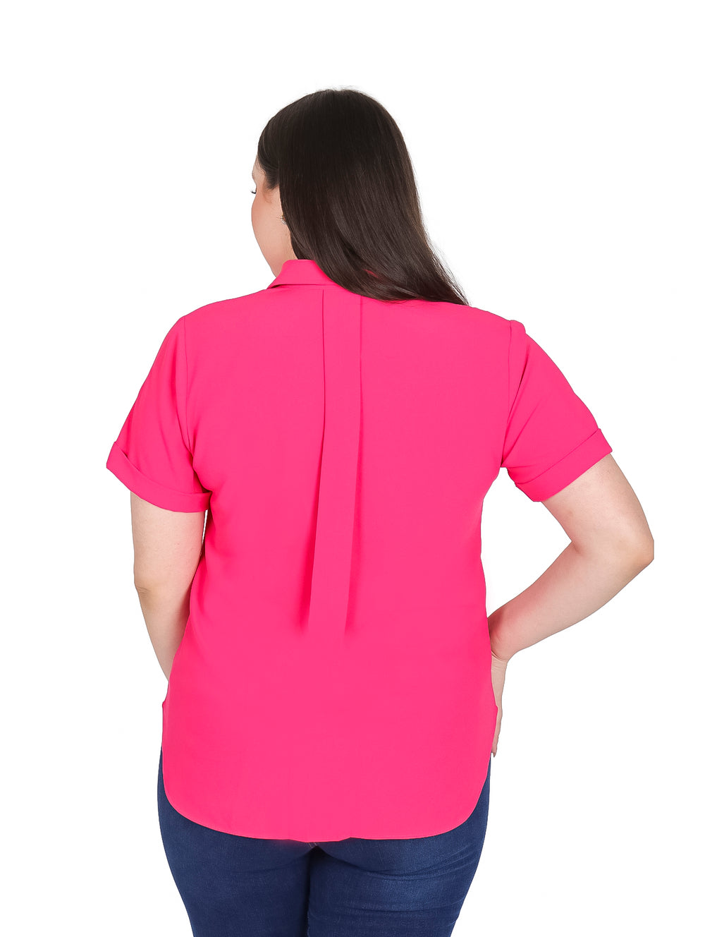 Mujer vistiendo una blusa camsera color fucsia de manga corta con botones y cuello.