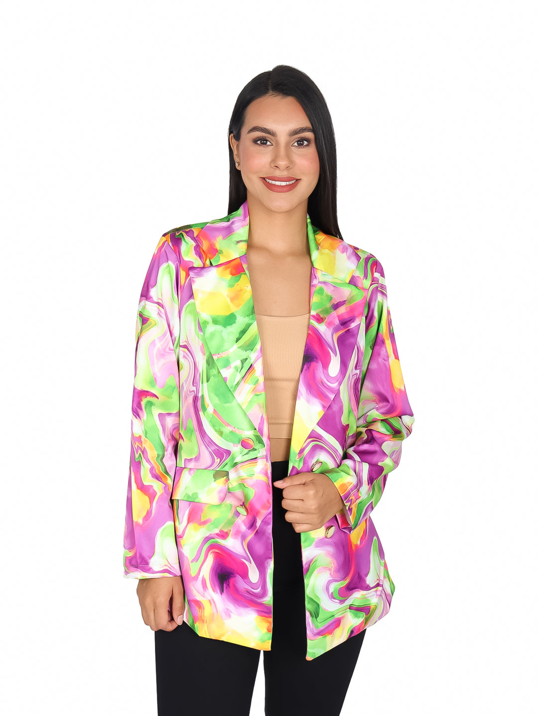 Mujer vistiendo un saco estampado multicolor con tonos morados, verdes y amarillos.