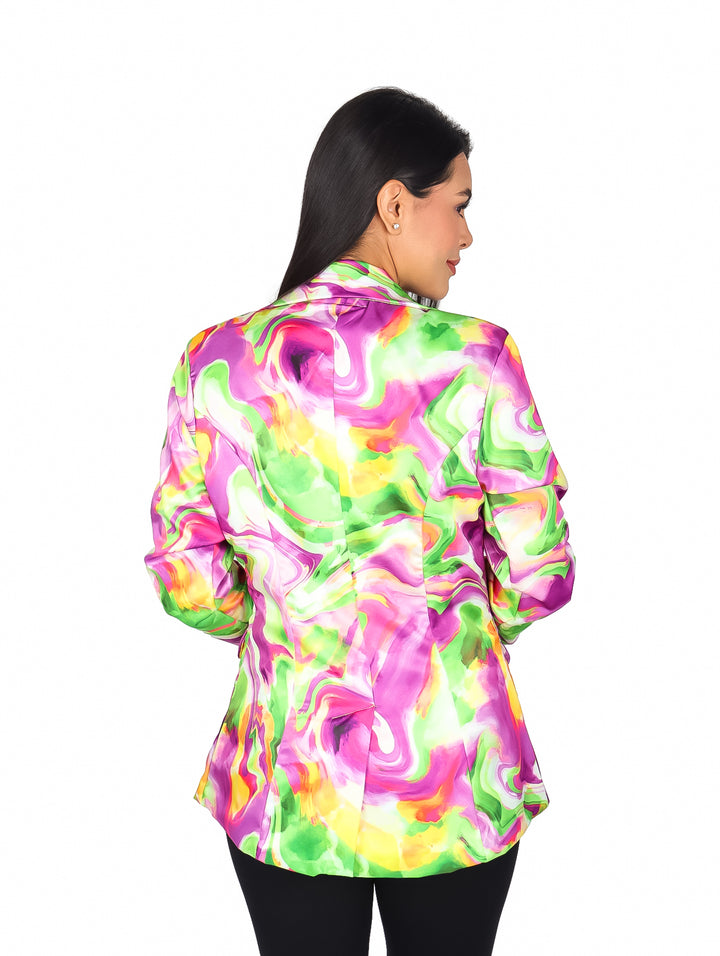 Mujer vistiendo un saco estampado multicolor con tonos morados, verdes y amarillos.