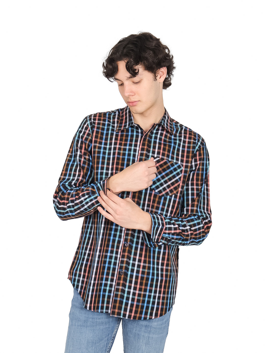 Hombre vistiendo camisa de popelina a cuadros en colores negro, azul y café con manga larga.