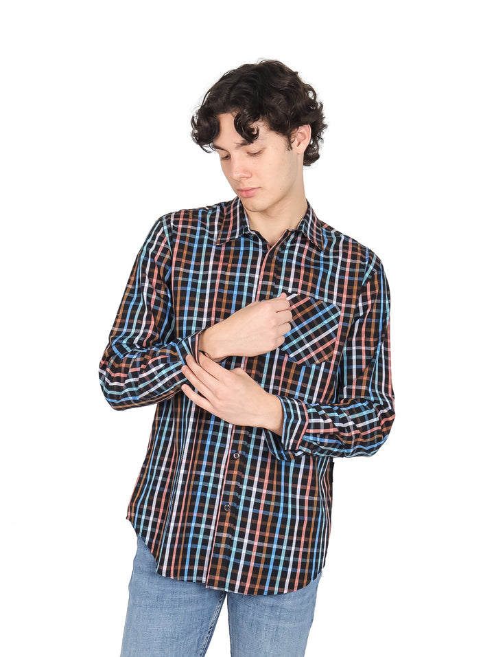 Hombre vistiendo camisa de popelina a cuadros en colores negro, azul y café con manga larga.
