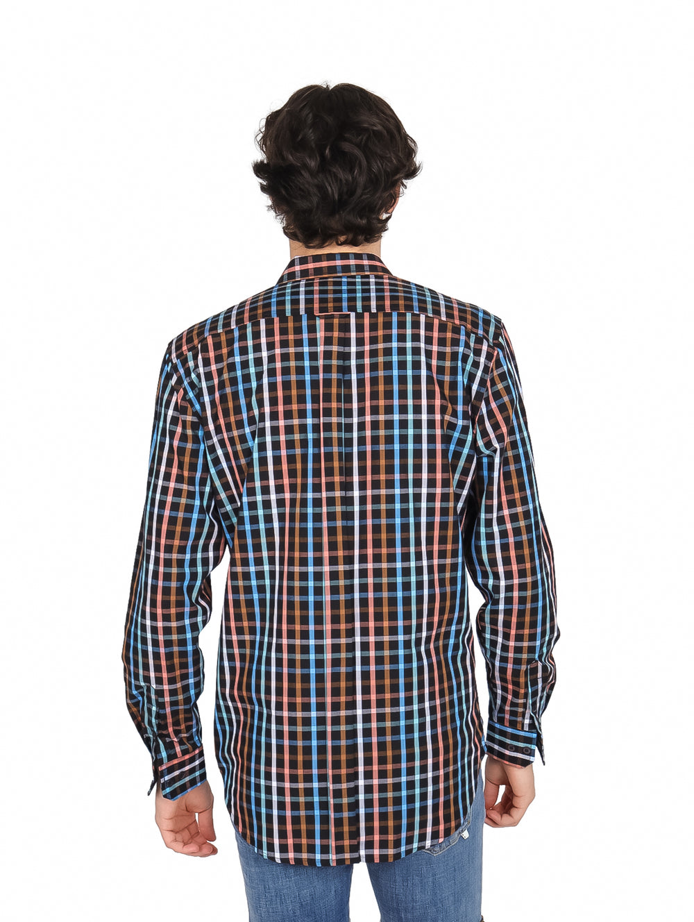 Hombre vistiendo camisa de popelina a cuadros en colores negro, azul y café con manga larga.