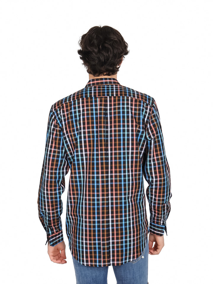 Hombre vistiendo camisa de popelina a cuadros en colores negro, azul y café con manga larga.