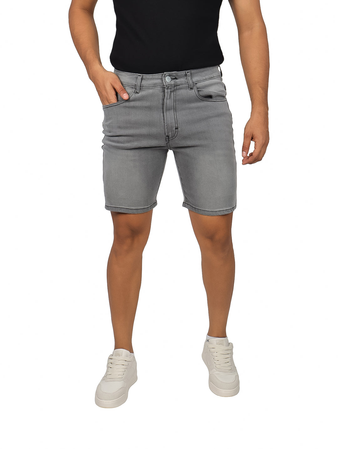 Hombre vistiendo bermudas de mezclilla color negro deslavado.