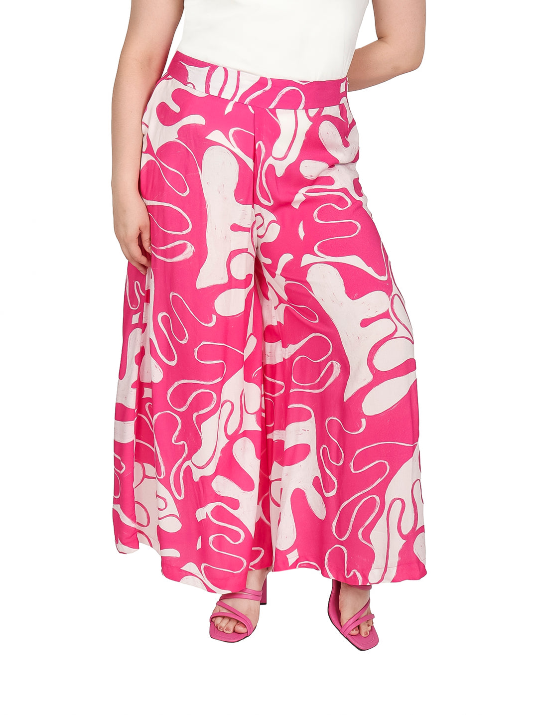 Pantalón pata elefante color fucsia con estampado abstracto en blanco.