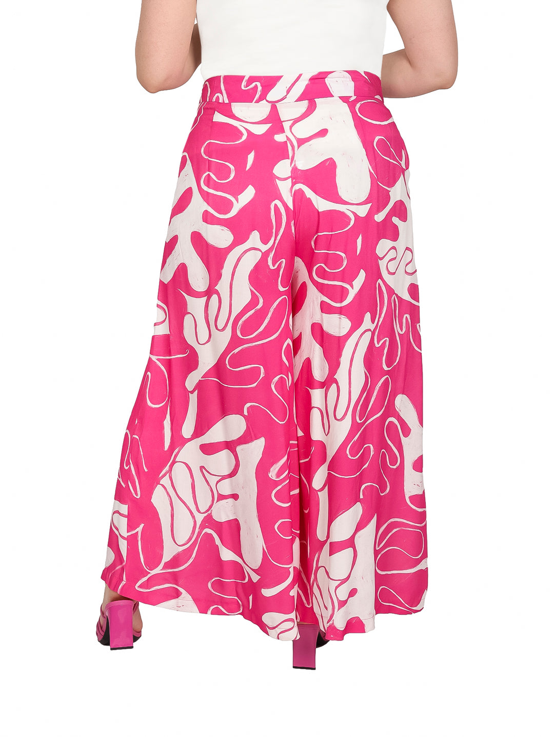 Pantalón pata elefante color fucsia con estampado abstracto en blanco.
