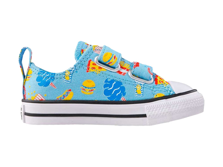 Tenis Converse azules con estampado de comida rápida, suela blanca y cierres de velcro.