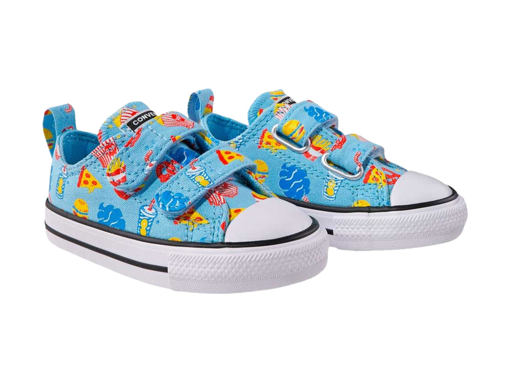 Tenis Converse azules con estampado de comida rápida, suela blanca y cierres de velcro.