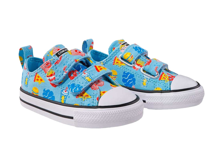 Tenis Converse azules con estampado de comida rápida, suela blanca y cierres de velcro.