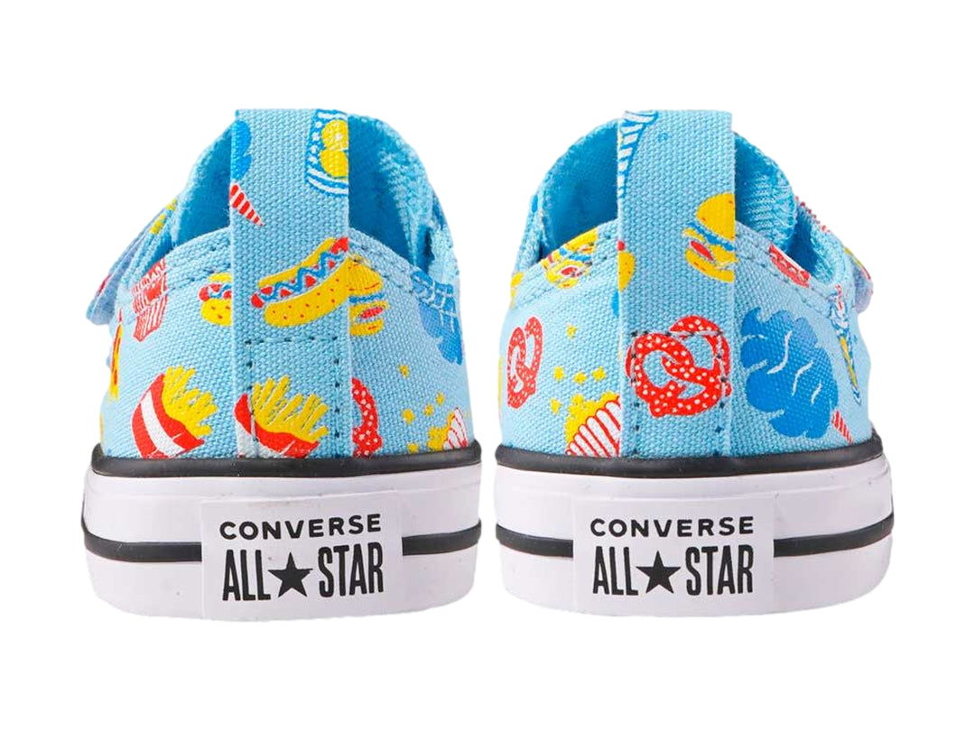 Tenis Converse azules con estampado de comida rápida, suela blanca y cierres de velcro.