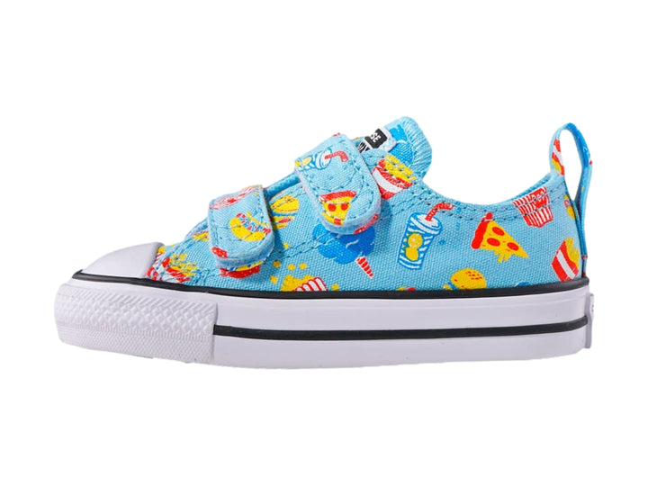 Tenis Converse azules con estampado de comida rápida, suela blanca y cierres de velcro.