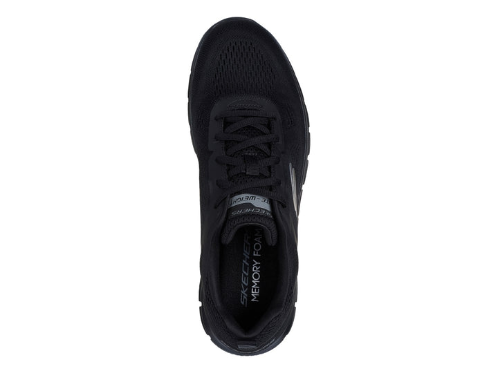 Tenis deportivo Skechers color negro con suela flexible y parte superior de malla transpirable.