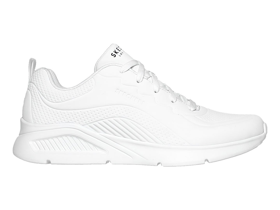 Tenis deportivos Skechers color blanco con suela robusta y agujetas, vista lateral sobre fondo blanco.
