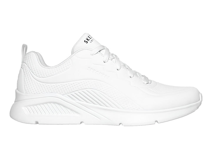 Tenis deportivos Skechers color blanco con suela robusta y agujetas, vista lateral sobre fondo blanco.