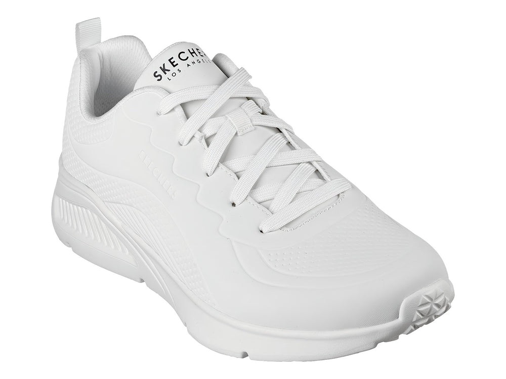 Tenis deportivos Skechers color blanco con suela robusta y agujetas, vista lateral sobre fondo blanco.