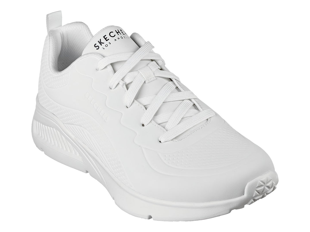 Tenis deportivos Skechers color blanco con suela robusta y agujetas, vista lateral sobre fondo blanco.
