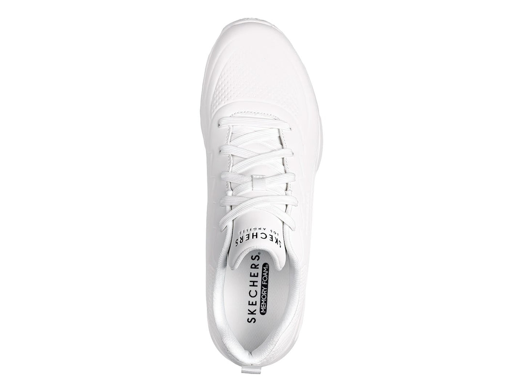 Tenis deportivos Skechers color blanco con suela robusta y agujetas, vista lateral sobre fondo blanco.