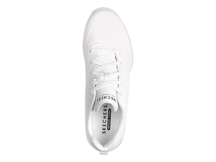 Tenis deportivos Skechers color blanco con suela robusta y agujetas, vista lateral sobre fondo blanco.