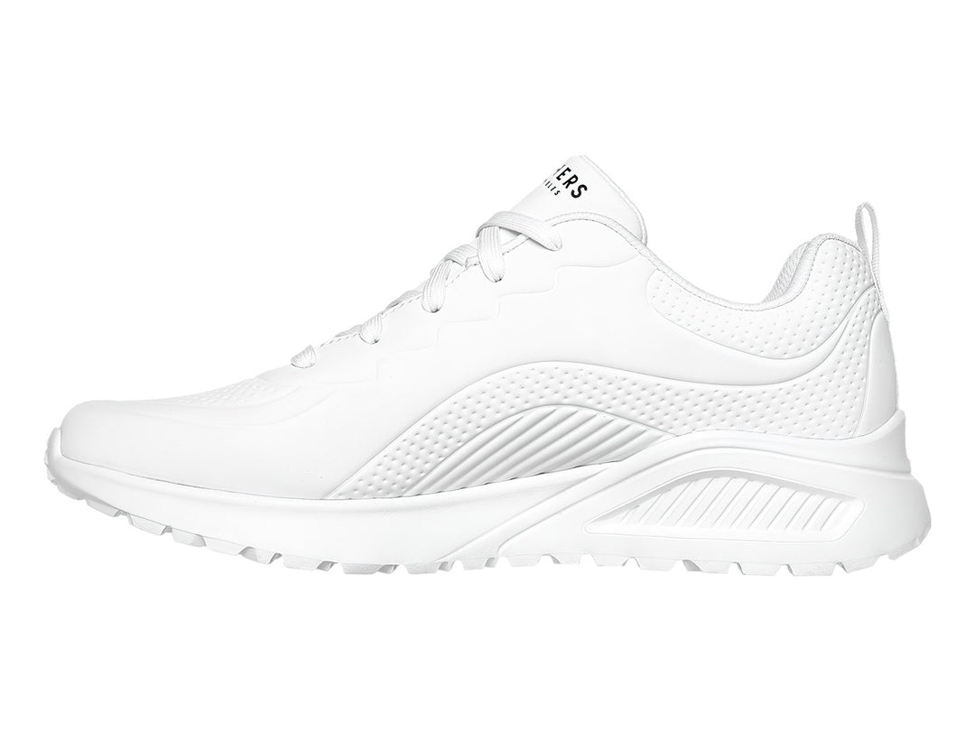 Tenis deportivos Skechers color blanco con suela robusta y agujetas, vista lateral sobre fondo blanco.