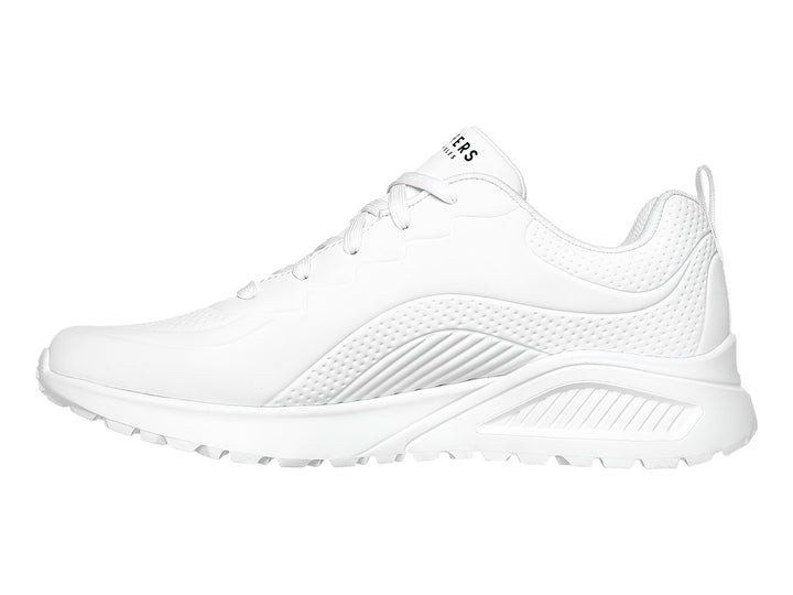 Tenis deportivos Skechers color blanco con suela robusta y agujetas, vista lateral sobre fondo blanco.