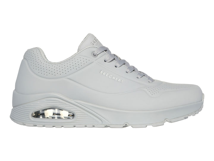Tenis deportivos SKECHERS ONE color gris con suela amortiguada y detalles perforados.