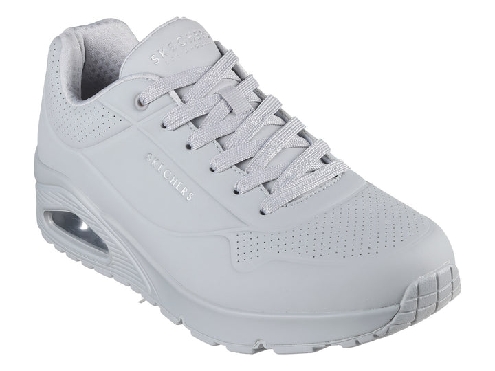 Tenis deportivos SKECHERS ONE color gris con suela amortiguada y detalles perforados.