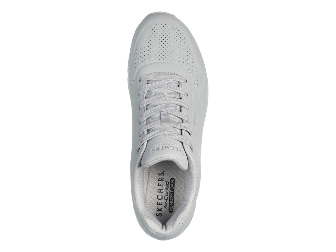 Tenis deportivos SKECHERS ONE color gris con suela amortiguada y detalles perforados.