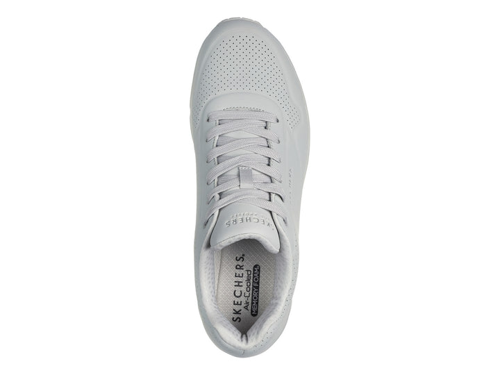 Tenis deportivos SKECHERS ONE color gris con suela amortiguada y detalles perforados.