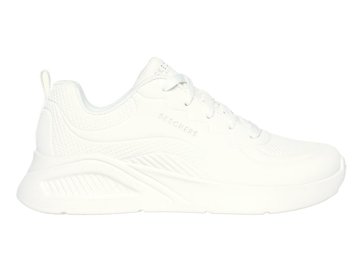Tenis deportivos Skechers color blanco con suela gruesa y diseño moderno.