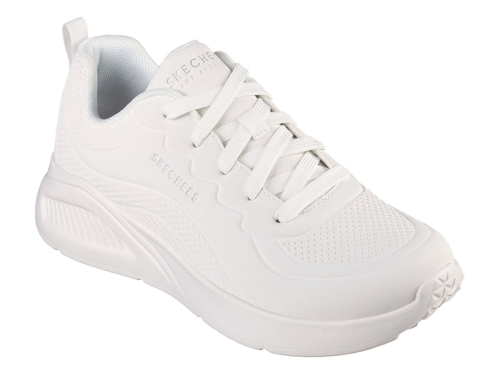 Tenis deportivos Skechers color blanco con suela gruesa y diseño moderno.