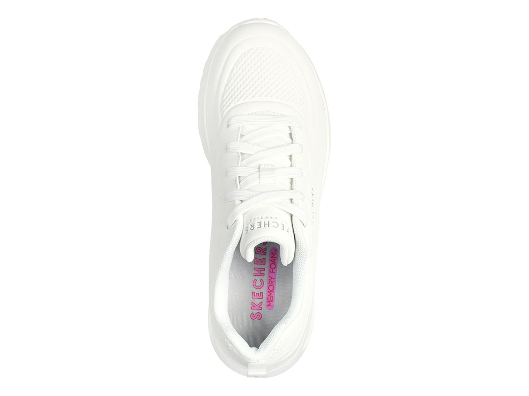 Tenis deportivos Skechers color blanco con suela gruesa y diseño moderno.