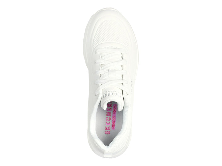 Tenis deportivos Skechers color blanco con suela gruesa y diseño moderno.