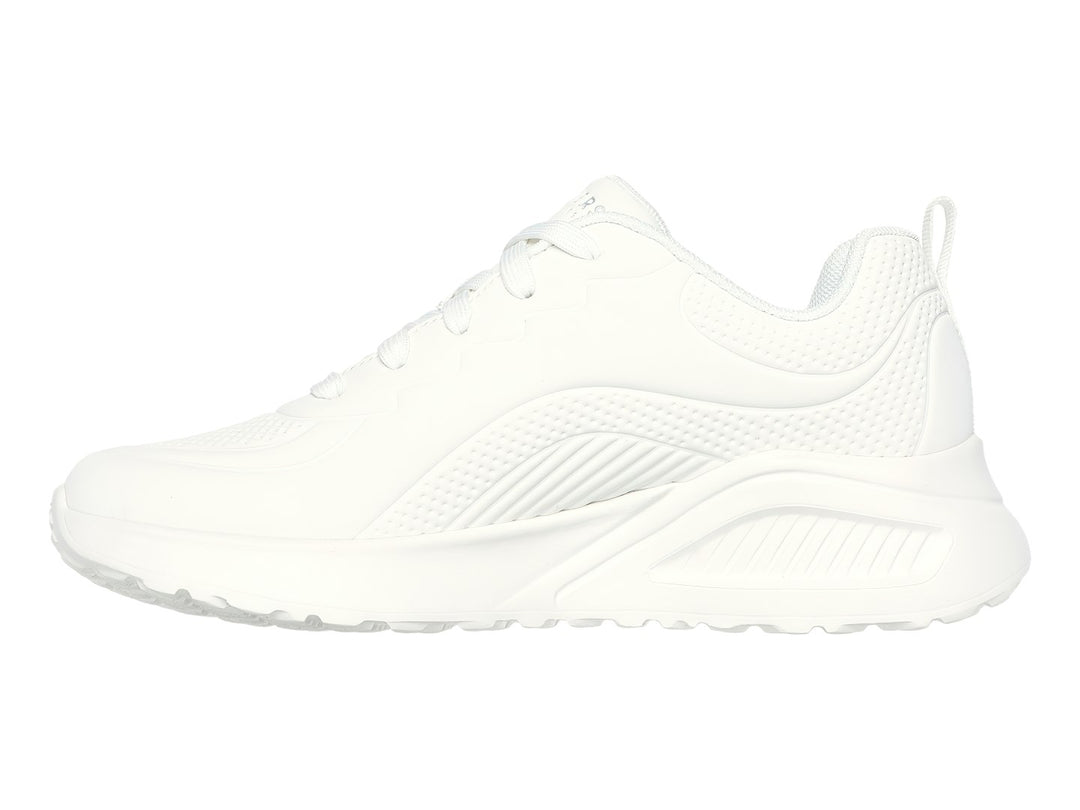 Tenis deportivos Skechers color blanco con suela gruesa y diseño moderno.