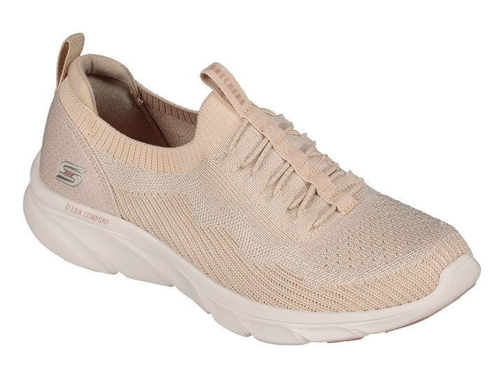 Tenis Skechers D Lux Comfort en color beige natural con tejido transpirable y suela blanca.