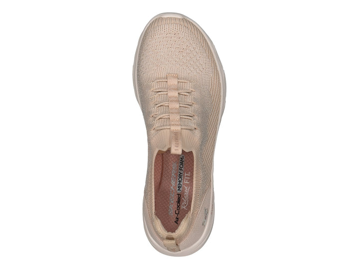 Tenis Skechers D Lux Comfort en color beige natural con tejido transpirable y suela blanca.