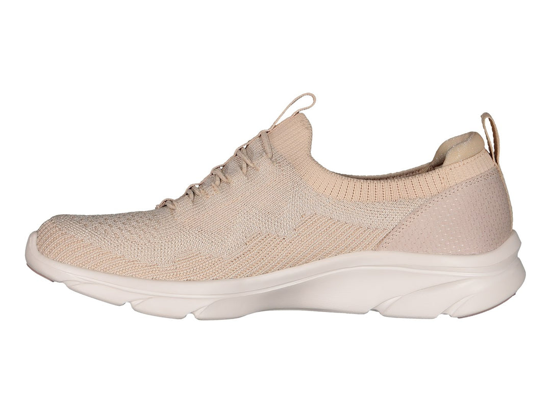 Tenis Skechers D Lux Comfort en color beige natural con tejido transpirable y suela blanca.