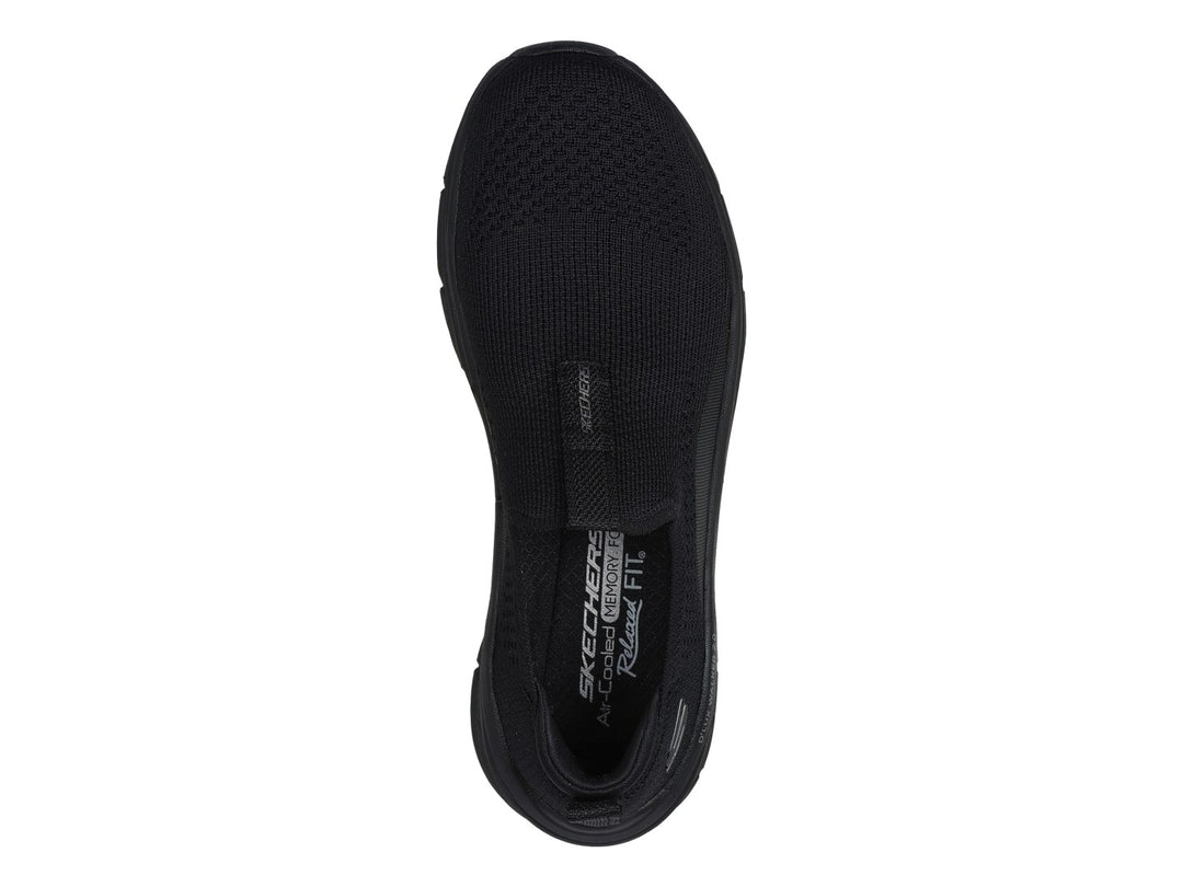 Tenis SKECHERS D LUX WALKER 2.0 color negro, estilo slip-on con tejido transpirable y suela gruesa.