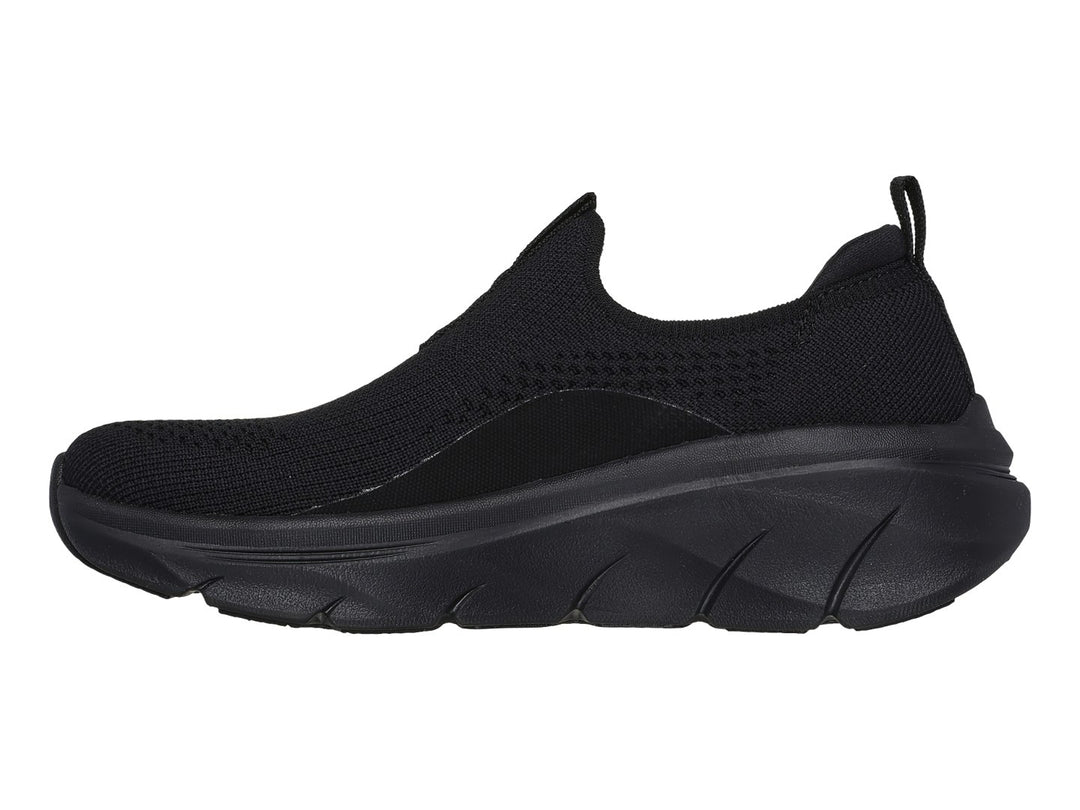 Tenis SKECHERS D LUX WALKER 2.0 color negro, estilo slip-on con tejido transpirable y suela gruesa.
