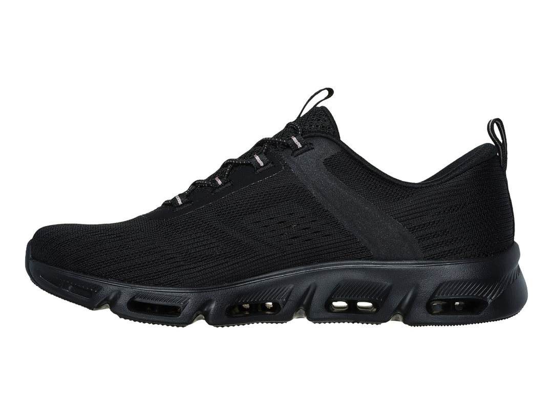 Tenis deportivos Skechers color negro con detalles dorados en la suela y tejido transpirable.