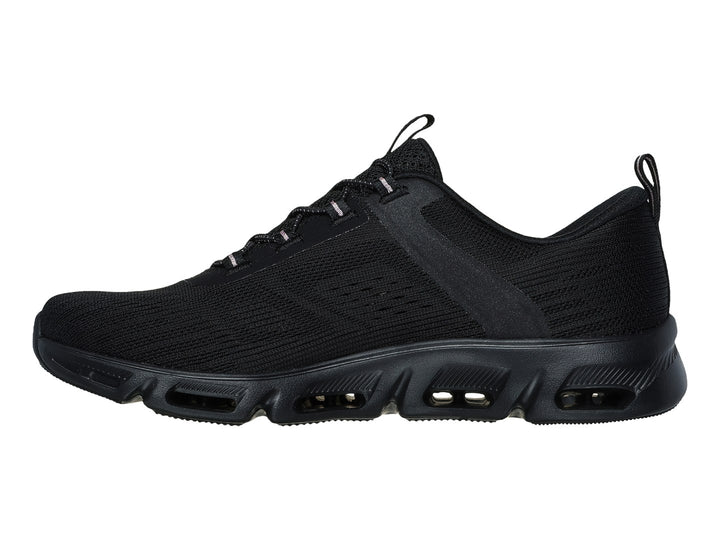 Tenis deportivos Skechers color negro con detalles dorados en la suela y tejido transpirable.